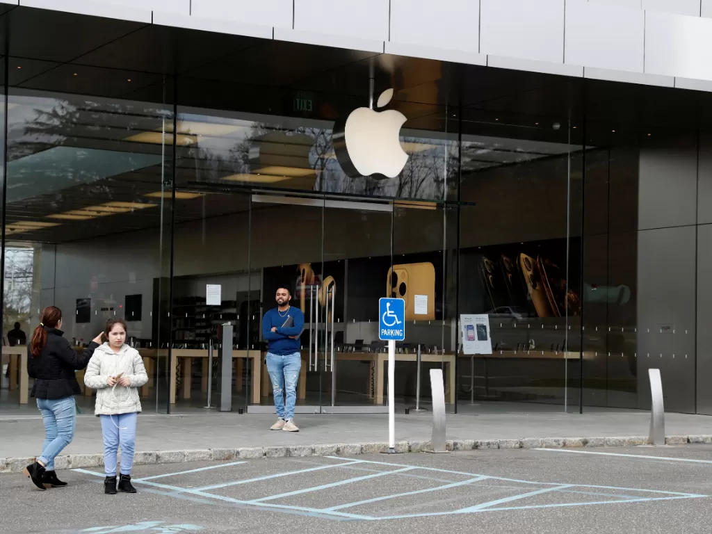 Apple Store (photo/REUTERS/Shannon Stapleton)