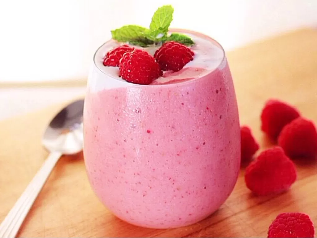 Raspberry smoothies. (M RECIPES)