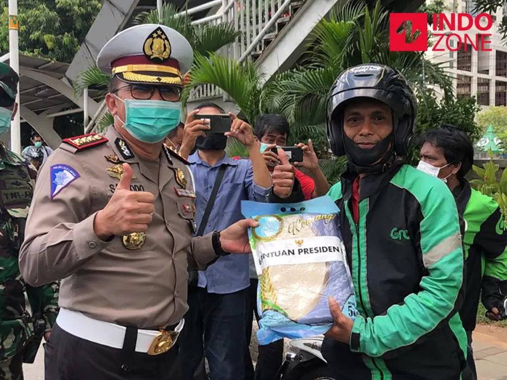 Pemberian bantuan beras dari Presiden, dibagikan oleh Direktorat Lalu Linta Polda Metro Jaya di Jakarta Barat. (INDOZONE/Samsudhuha Wildansyah).