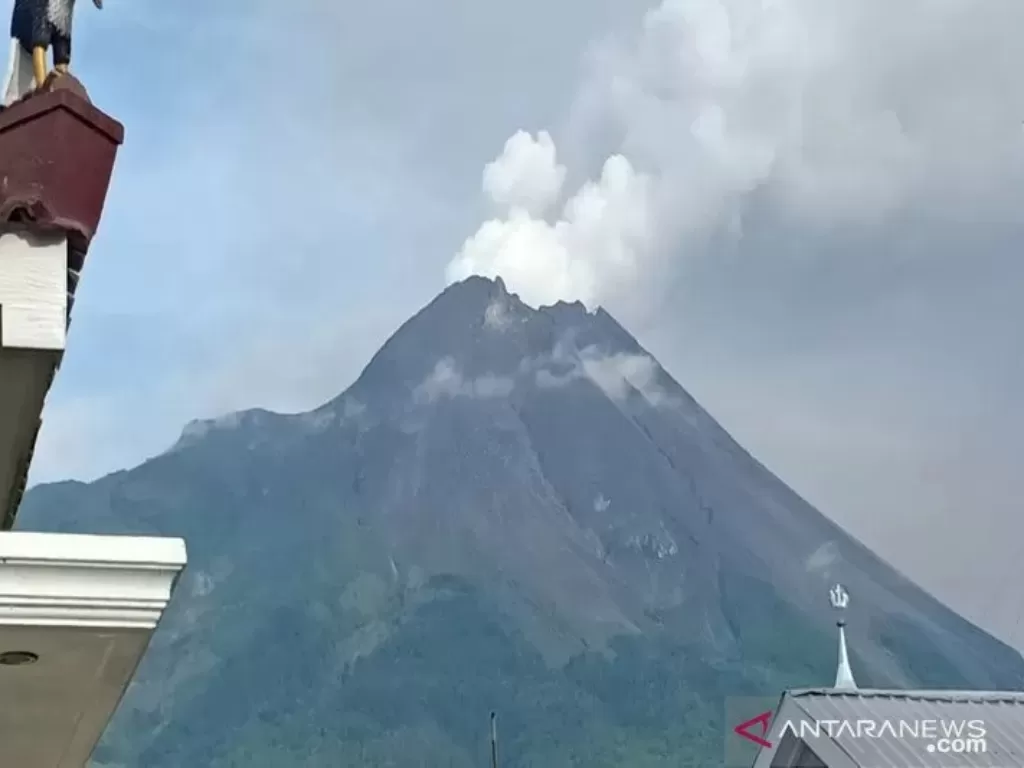  Kondisi puncak Gunung Merapi saat erupsi terlihat jelas dari Desa Klakah Kecamatan Selo Kabupaten Boyolali, Jawa Tengah, Kamis (2/4/2020) (photo/ANTARA/dok.Kades Klakah Marwoto)
