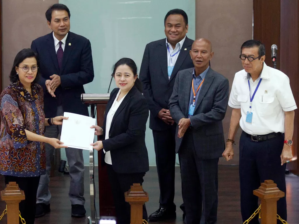 Ketua DPR Puan Maharani (tengah) menerima Surat Presiden (Supres) dari Menteri Keuangan Sri Mulyani dan Menteri Hukum dan HAM Yasonna Laoly (Foto: ANTARA/Raqilla)