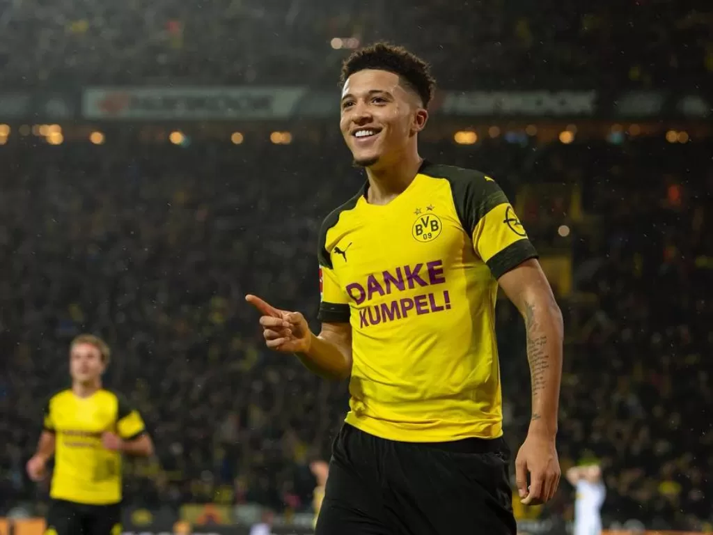 Gelandang Borrusia Dortmund, Jadon Sancho melakukan selebrasi usai mencetak gol. (Instagram/sanchooo10)