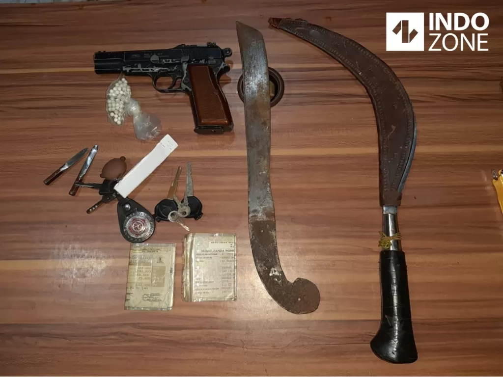 Barang bukti berupa senjata yang digunakan Kelompok Teras yang dipimpin seorang remaja. (INDOZONE/Samsudhuha Wildansyah)