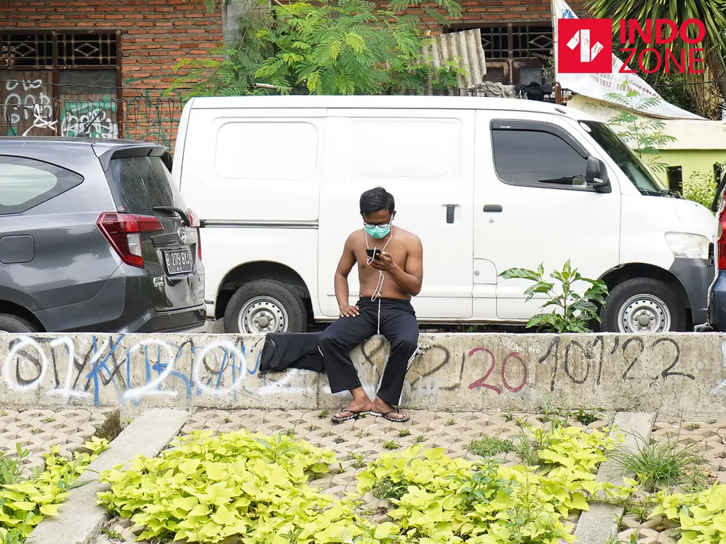 Warga berjemur di pinggir jalan di kawasan Tanah Abang, Jakarta, Rabu (1/4/2020). (INDOZONE/Arya Manggala)