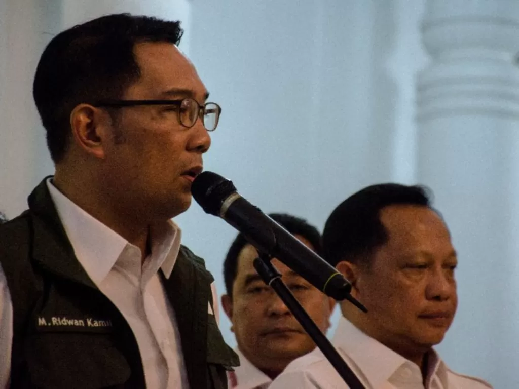 Gubernur Jawa Barat Ridwan Kamil (kiri) dan Menteri Dalam Negeri Tito Karnavian (kanan). (Foto: ANTARA/Novrian Arbi)
