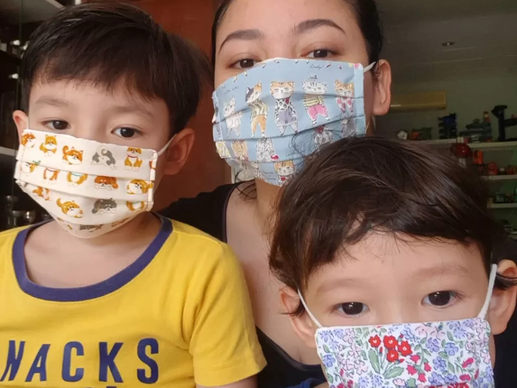 Agni Pratistha dengan dua anaknya sedang memakai masker kain. (Instagram/@agnipratistha)