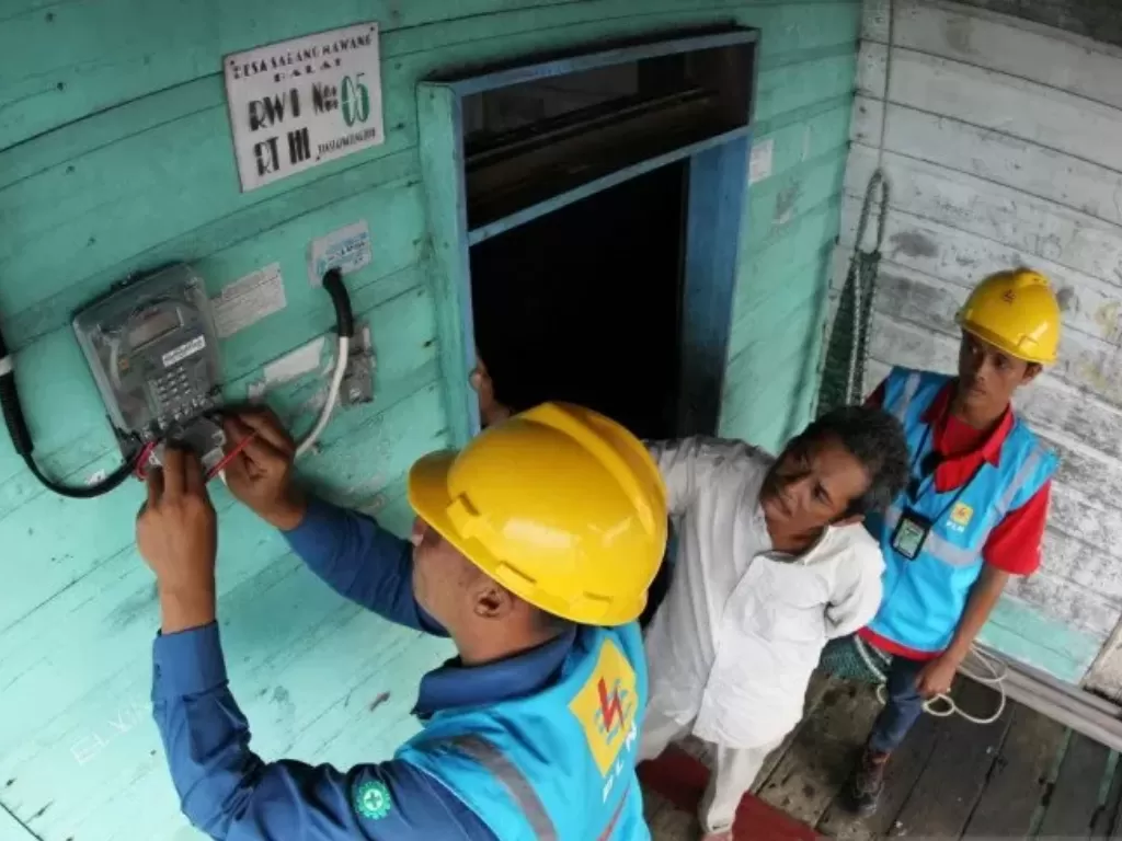 Ilustrasi: pemeriksaan meter listrik oleh petugas PLN UIW Sulselrabar di Sulawesi Selatan. (Humas PLN Sulselrabar)