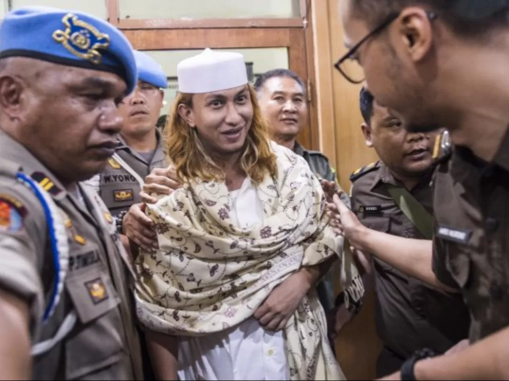 File photo. Bahar bin Smith (tengah) saat dikawal petugas menuju ruang sidang di Pengadilan Negeri Bandung, Jawa Barat, Kamis (28/2/2019). (photo/ANTARA FOTO/M Agung Rajasa)