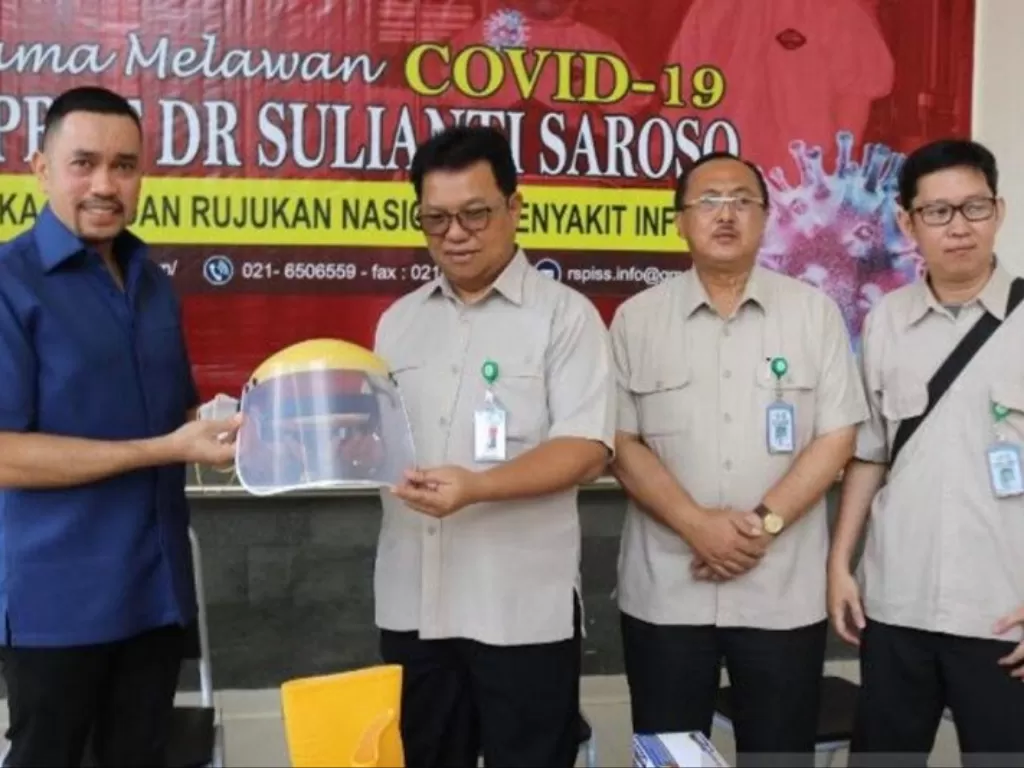 Wakil Ketua Komisi III DPR RI, Ahmad Sahroni (kiri) saat memberikan menyebar bantuan Alat Pelindung Diri (APD) kepada Rumah Sakit Penyakit Infeksi (RSPI) Sulianti Saroso, Jakarta, Senin (23/3/2020). (Photo/ANTARA/HO-Dok Pribadi)