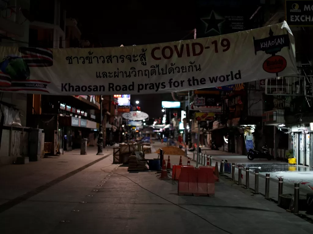 Pusat hiburan Khao San Road di Bangkok yang ditutup pada jam malam. (REUTERS/Jorge Silva)