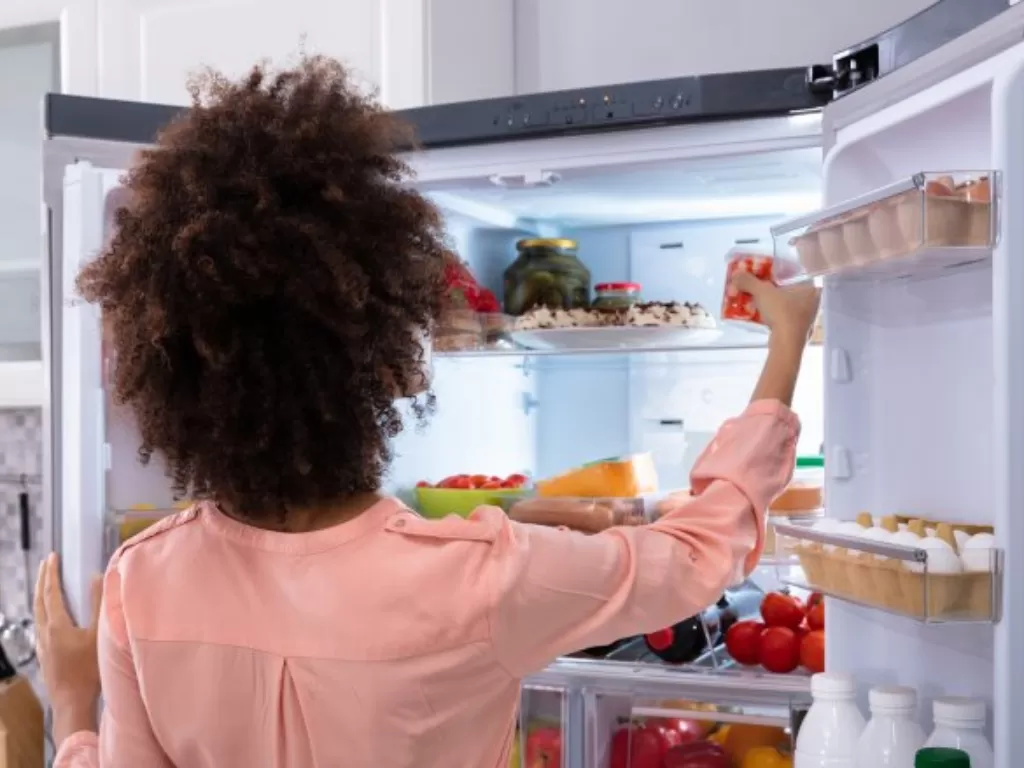 Ilustrasi menyimpan makanan di dalam kulkas (mashed.com)