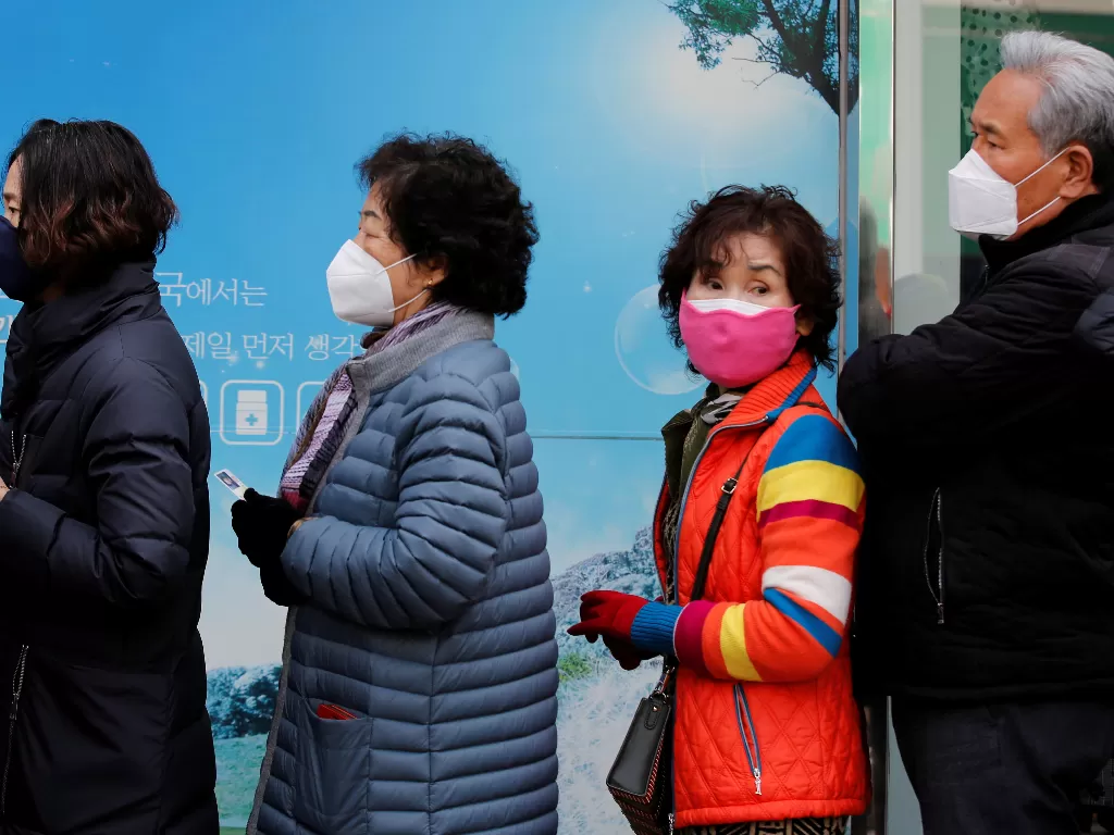 Warga Daegu mengantre untuk membeli masker. (REUTERS/Kim Kyung-Hoon)