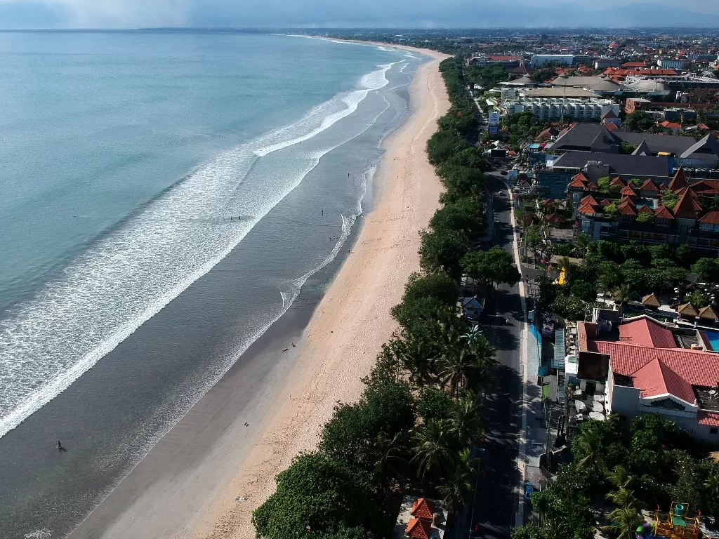Suasana kawasan wisata Pantai Kuta yang ditutup sementara tampak lengang di Badung, Bali, Minggu (29/3). (ANTARA FOTO/Fikri Yusuf)