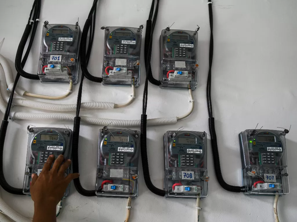 Warga memasukkan pulsa token listrik di tempat tinggalnya, di Jakarta, Selasa (1/4/2020). (Photo/ANTARA FOTO/Nova Wahyudi)