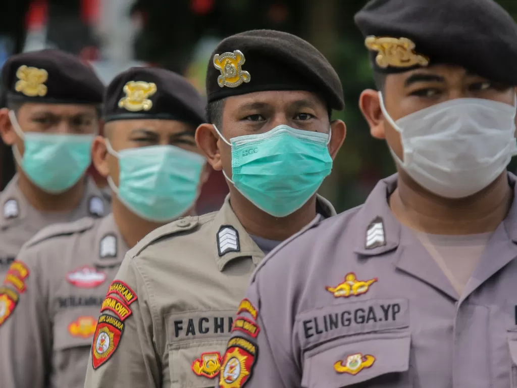 Anggota Polri mengenakan masker saat bertugas di Kota Pangkalpinang, Kepulauan Bangka Belitung, Selasa (31/3/2020). (Photo/ANTARA FOTO/Anindira Kintara)