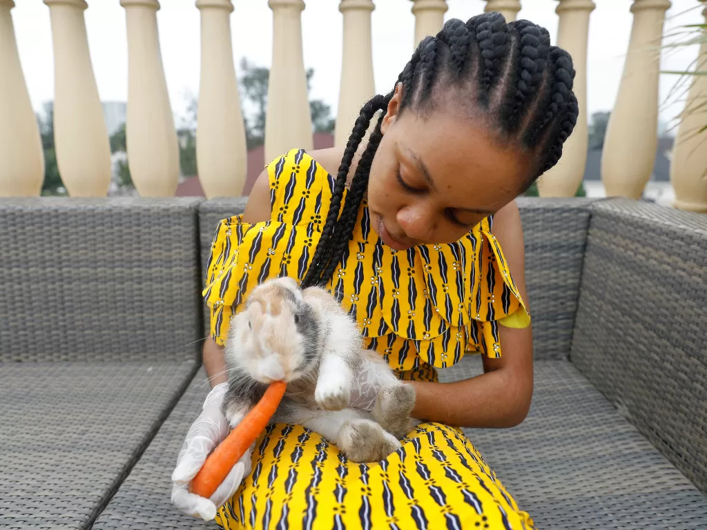 Sandra Dozie, warga Nigeria yang memelihara kelinci. (REUTERS/Temilade Adelaja)