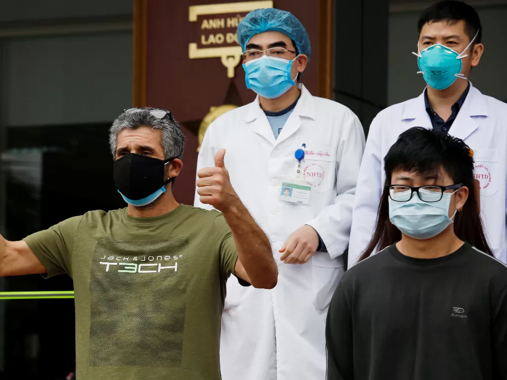 Pasien terinfeksi corona berterima kasih kepada petugas medis di Hanoi (REUTERS/Kham)