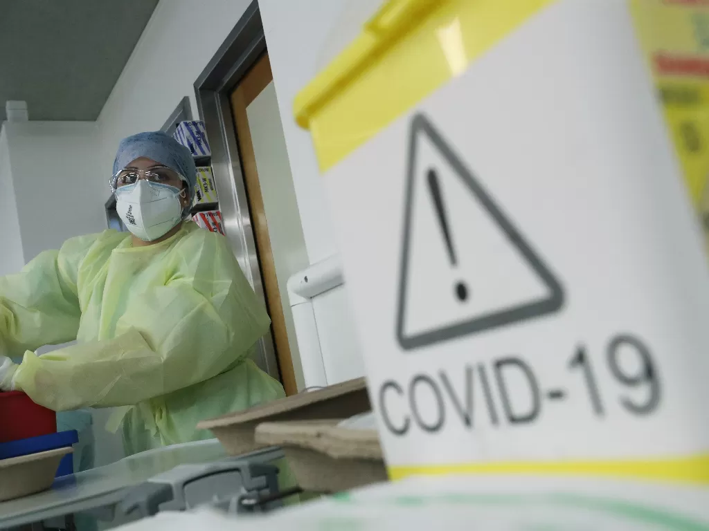 Ilustrasi staf medis yang menjadi garda terdepan tangani virus corona. (REUTERS/Yves Herman)