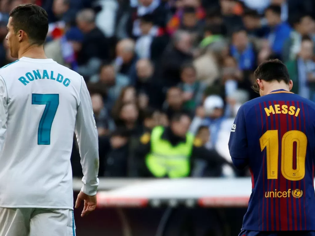 Cristiano Ronaldo dan Lionel Messi dalam laga El Clasico. (REUTERS/Stringer)