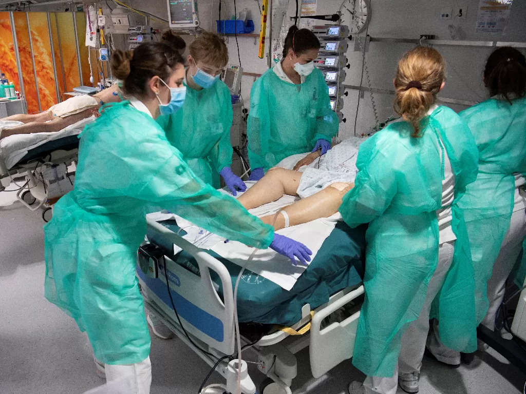 Staf medis merawat pasien di Swiss di masa pandemi virus corona (Pool/Laurent Gillieron via REUTERS)