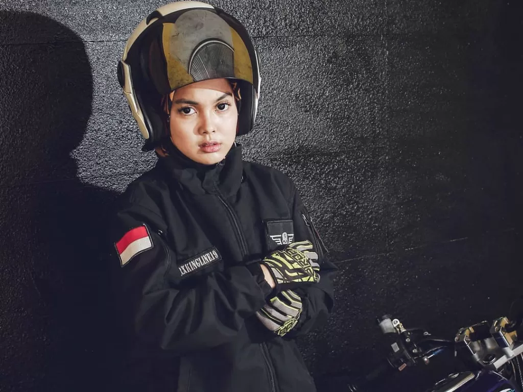 Pembalap cantik asal Bandung, Kintan Kustianti, memberikan semangat kepada rider muda yang saat ini berada di rumah saja akibat virus corona. (Instagram/@kintaanmary)