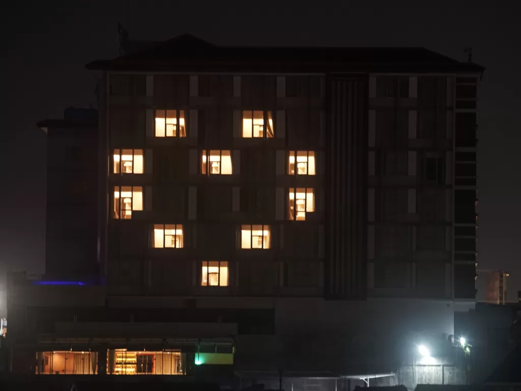 Hotel menyalakan lampu kamar dan membentuk tanda cinta saat aksi 