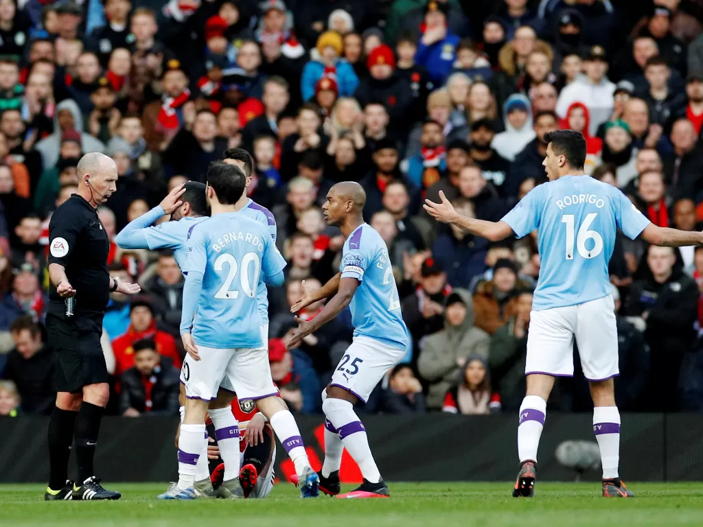 Pemain Manchester Cirty melakukan protes kepada wasit saat bertandang ke markas Manchester United. (REUTERS/Phil Noble)