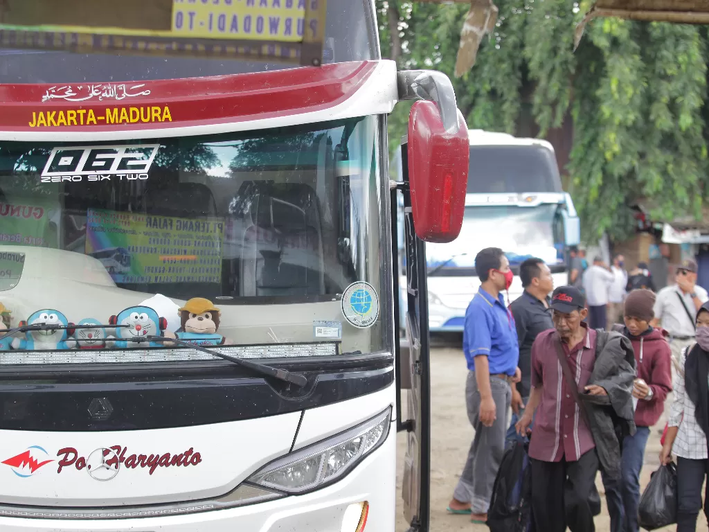 Calon penumpang bersiap menaiki bus AKAP di terminal bayangan Pondok Pinang, Jakarta (ANTARA FOTO/Reno Esnir)