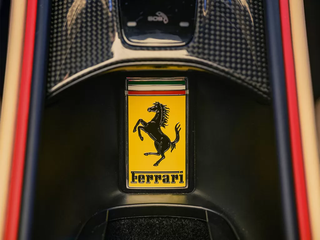Tampilan logo pabrikan Ferrari. (Instagram/@ferrari)