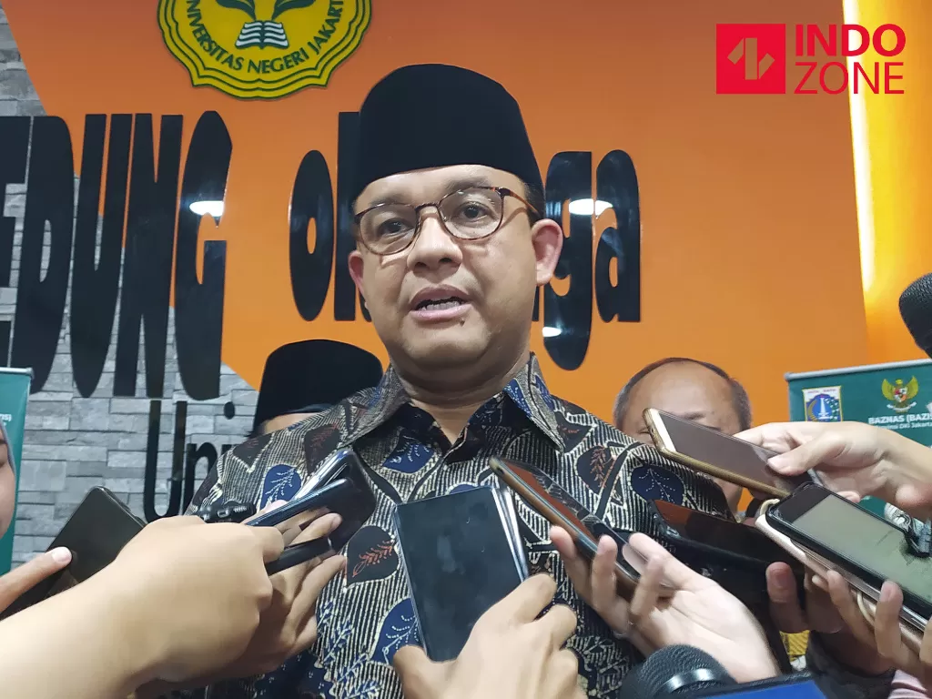 Gubernur DKI Jakarta, Anies Baswedan memberikan keterangan kepada awak media di GOR UNJ, Jakarta Timur, Kamis (2022020). (INDOZONE/Murti Ali Lingga)