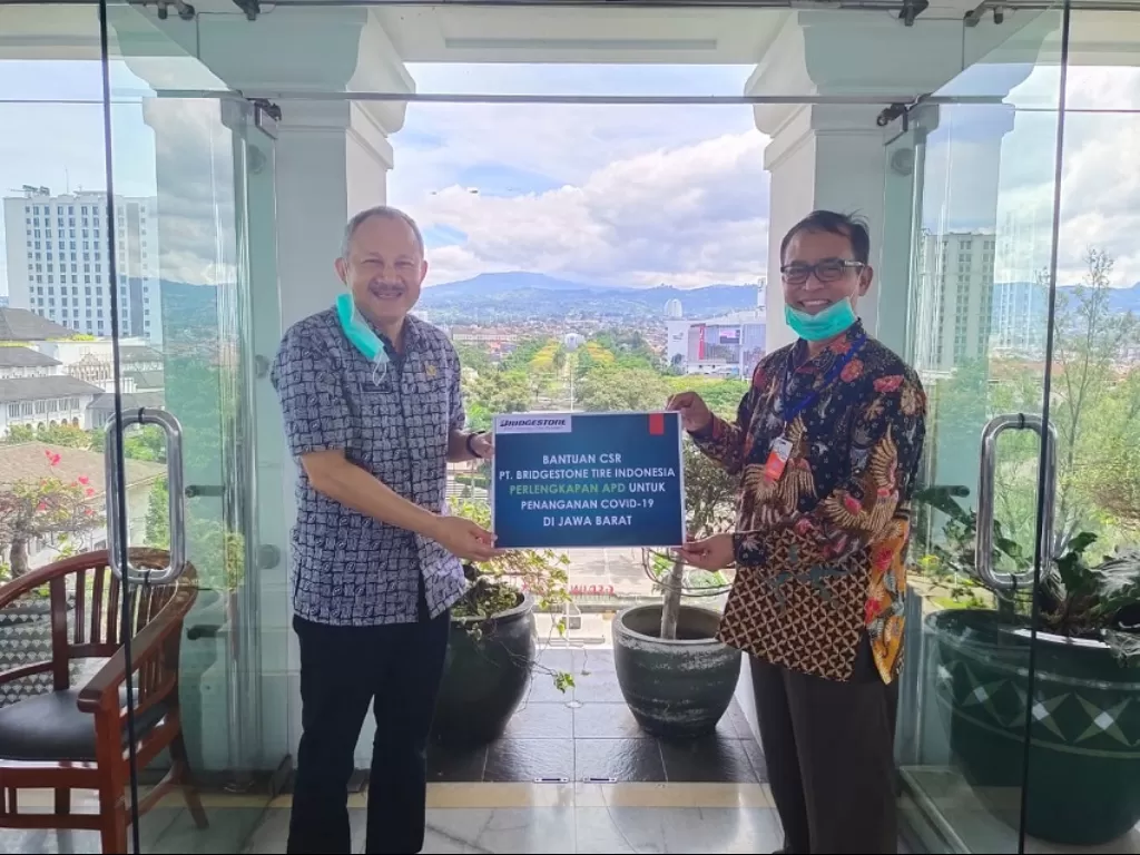 Bridgestone Indonesia menyerahkan bantuan alat perlindungan diri untuk tenaga medis yang merawat pasien virus corona di Provinsi Jawa Barat. (Dok.Bridgestone)