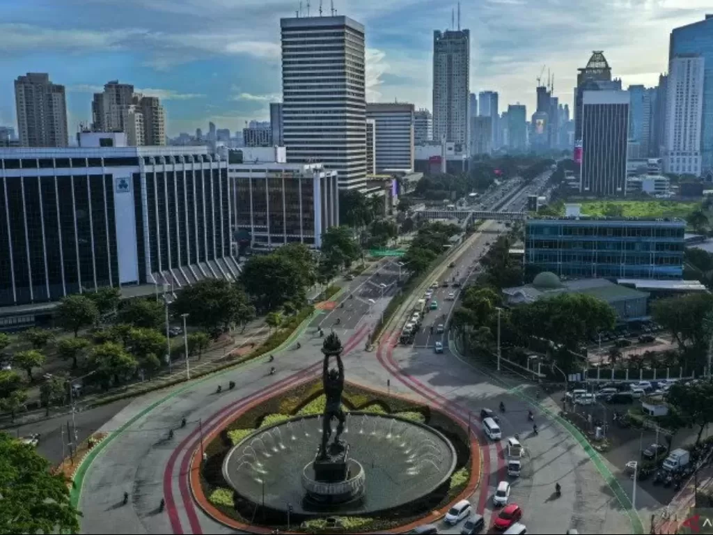  Foto udara suasana gedung bertingkat di kawasan Jalan Jendral Sudirman, Jakarta, Jumat (3/4/2020). ANTARA FOTO/Galih Pradipta/pras/aa.