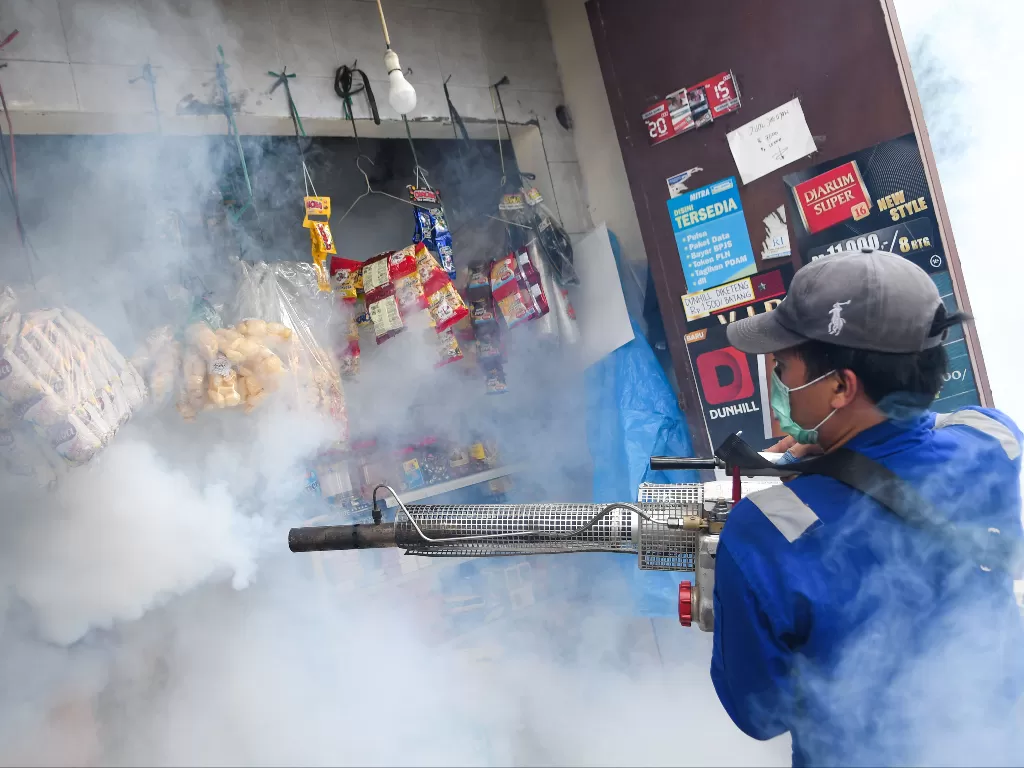 Petugas melakukan pengasapan (fogging) di kawasan Pasar baru, Jakarta, Selasa (7/4/2020). (Photo/ANTARA FOTO/M Risyal Hidayat)