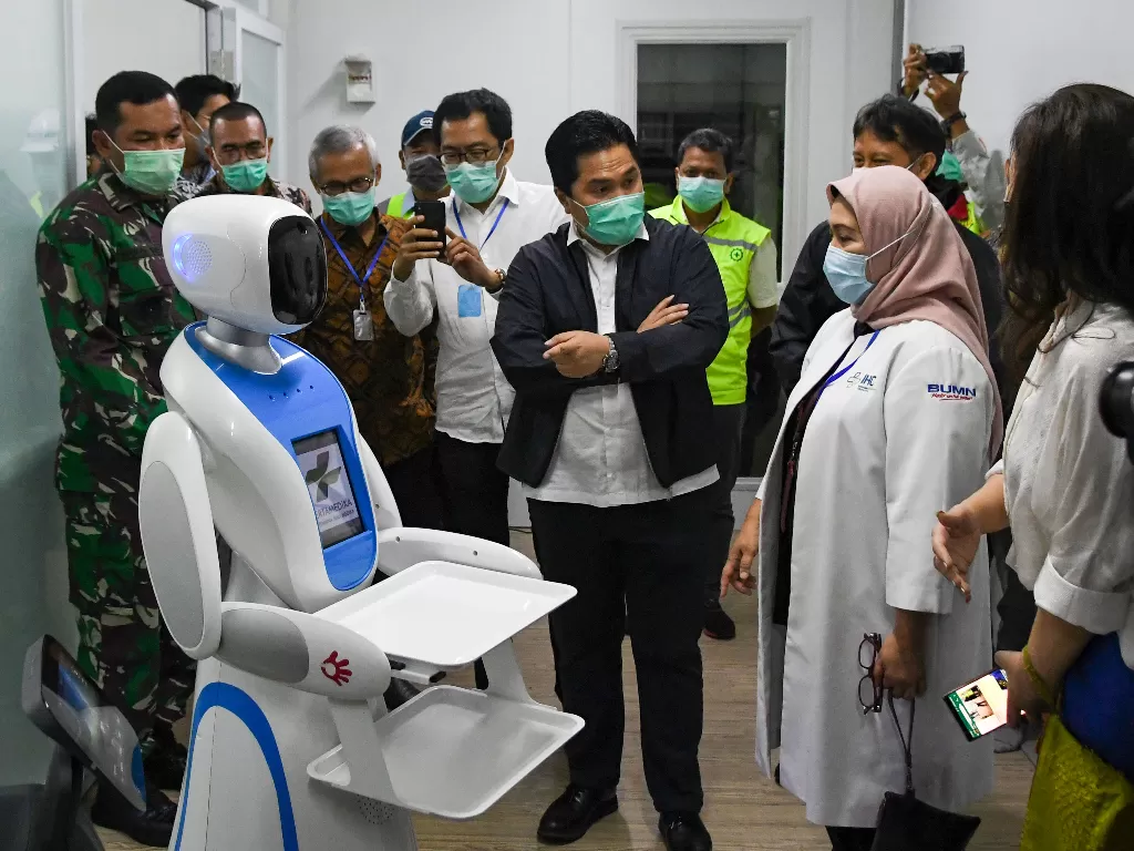 Menteri BUMN Erick Thohir (tengah) berbincang dengan petugas medis saat mengecek kesiapan di salah satu ruang modular di Rumah Sakit Pertamina Jaya, Cempaka Putih, Jakarta, Senin (6/4/2020). (Photo/ANTARA FOTO/M Risyal Hidayat)