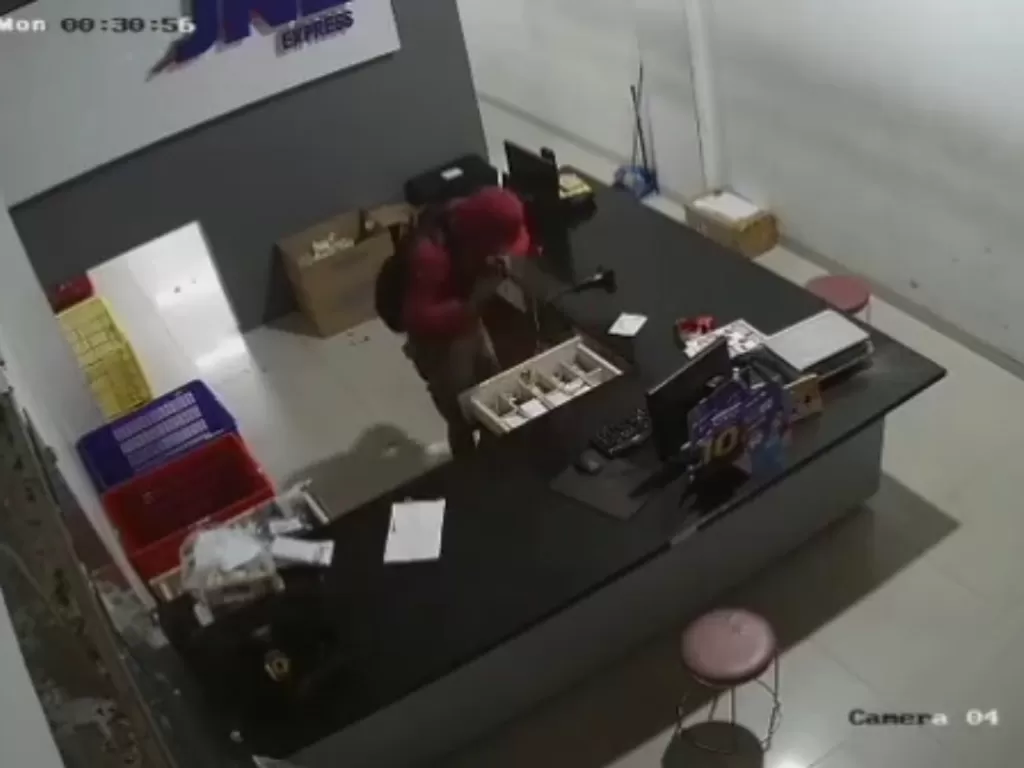Aksi pelaku pencurian di kantor jasa pengiriman barang. (Instagram/@jakarta.terkini).