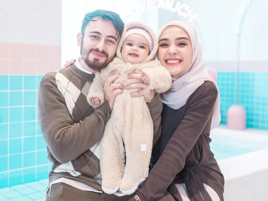 Keluarga kecil Irvan Farhad. (photo/Instagram/@shireenamirahafa)