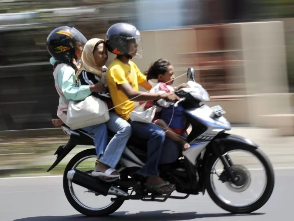 Empat pemudik naik sepeda motor menuju pelabuhan Gilimanuk, Jembrana, Bali (ANTARA FOTO/Nyoman Budhiana).