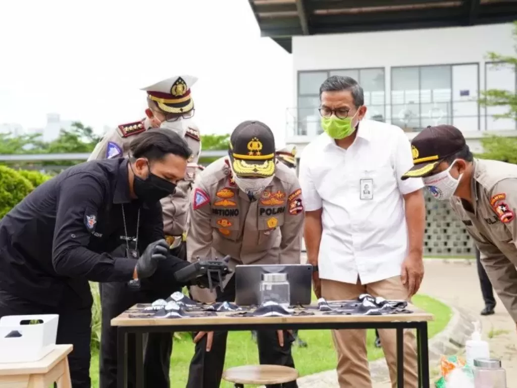 Kakorlantas Polri Irjen Pol Istiono (tengah) memimpin Operasi Keselamatan dan Pencegahan Penyebaran Virus Covid-19 dengan menggunakan drone untuk mendeteksi suhu tubuh pengemudi ojek online (OJOL) di kawasan Senayan, Jakarta. (photo/ANTARA/ HO-Polri)
