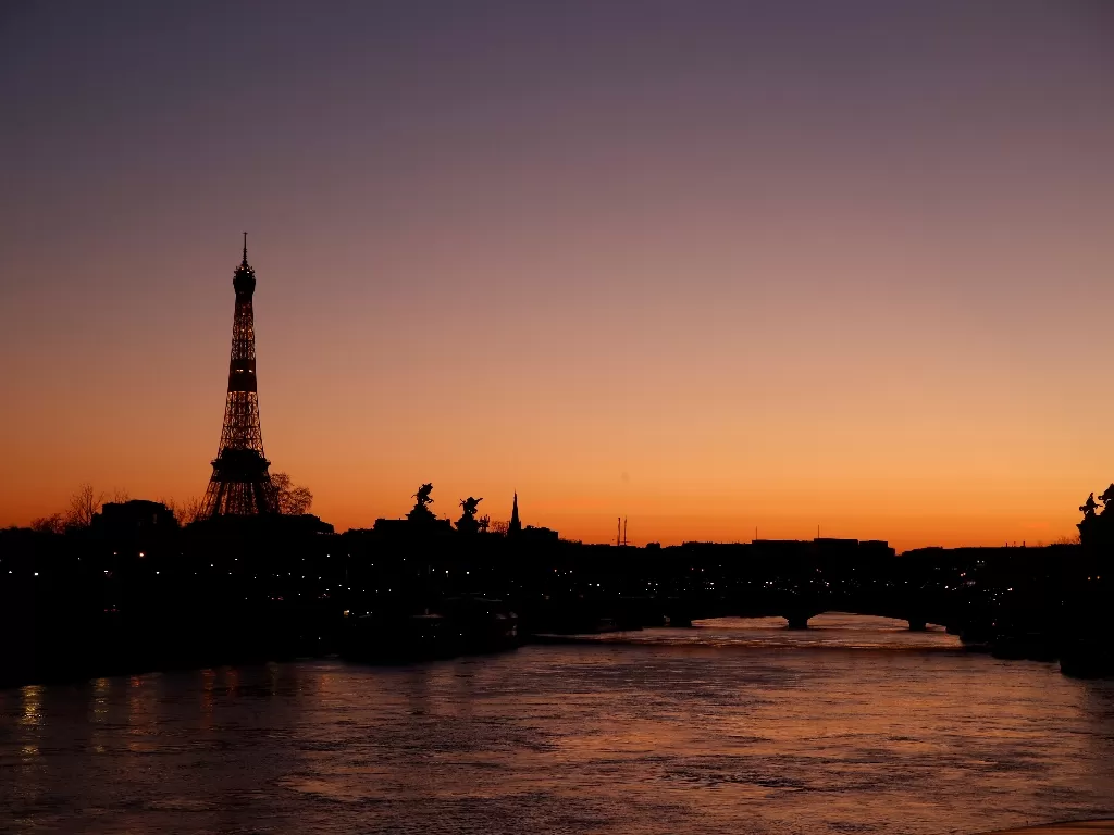 Ilustrasi Menara Eiffel dini hari. (REUTERS)