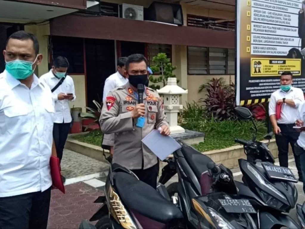 Personel Polrestabes Medan mengamankan sepeda motor milik kelompok geng motor. (Photo/ANTARA/HO)