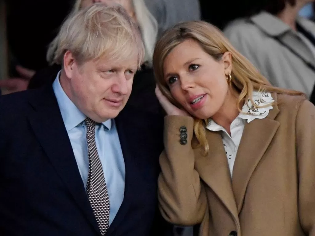 Perdana Menteri Boris Johnson bersama tunangannya, Carrie Symonds. (ANTARA/REUTERS/Toby Melville)