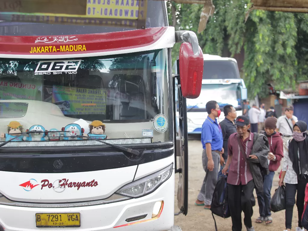 Calon penumpang bersiap menaiki bus AKAP di terminal bayangan Pondok Pinang, Jakarta, Jumat (3/4/2020).(ANTARA/Reno Esnir)