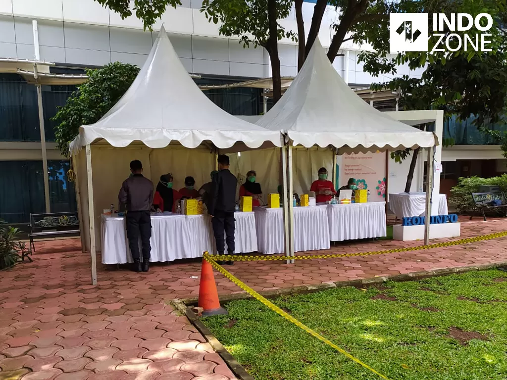 Tenda-tenda di lingkungan kantor Kominfo, yang merupakan tempat pelaksanaan rapid test Covid-19 untuk jurnalis. (INDOZONE/Sigit Nugroho)