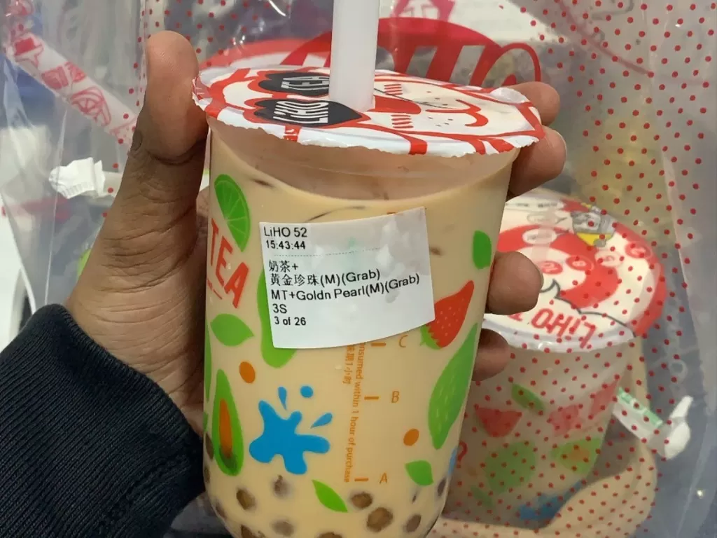 Bubble tea gratis untuk pegawai supermarket. (Twitter/t_tarunikaa)
