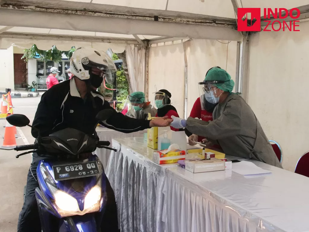  Petugas medis mengambil sampel darah jurnalis saat Rapid Test Covid-19 secara Drive-Thru di Halaman Gedung Kementerian Komunikasi dan Informatika, Jakarta, Rabu (8/4/2020). (INDOZONE/Febio Hernanto)