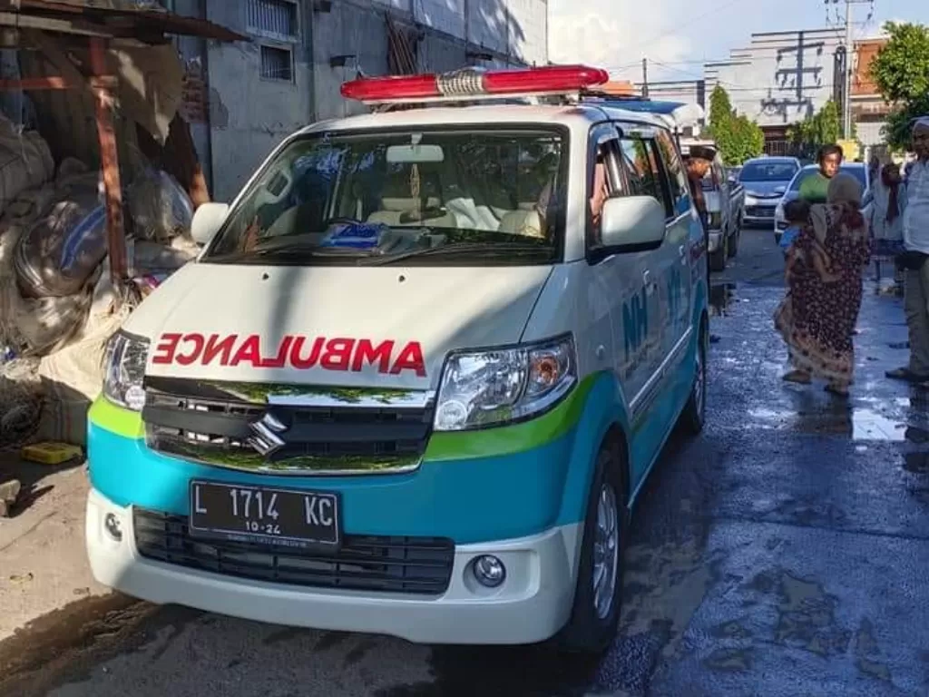 Mobil ambulans Nurul Hayat (NH) Zakat Kita yang mengantarkan janazah ditahan warga. (Facebook/HeriLatief)