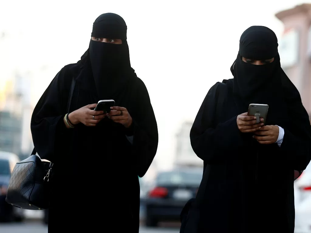 Ilustrasi: wanita Saudi menggunakan aplikasi Careem di ponsel mereka di Riyadh, Arab Saudi, 2 Januari 2017. (REUTERS/Faisal Al Nasser)