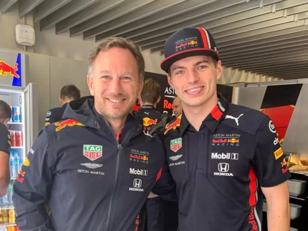 Max Verstappen (kanan) tengah foto dengan Christian Horner (kiri). (Instagram/@maxverstappen1)