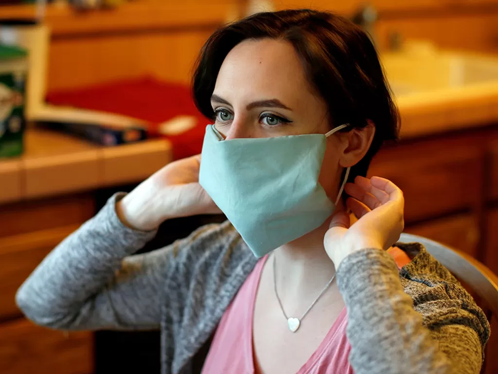 Ilustrasi wanita memakai masker. (cbc.ca)
