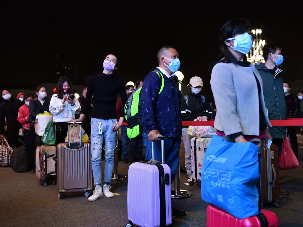 Warga antre naik transportasi umum untuk meninggalkan Wuhan (REUTERS/Stringer)